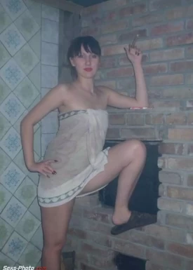 Русская пьяна женщина позирует голой (9 фото)