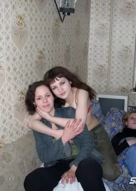 Четыре молодые лесбиянки сняли квартиру на час. (7 фото)