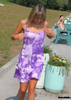 Люда снимает платье в Коломенском на набережной. (13 фото)