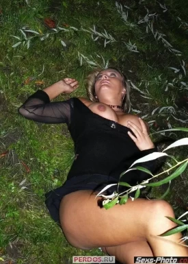 Сексуальная кобылка палит свои сиськи (20 фото)