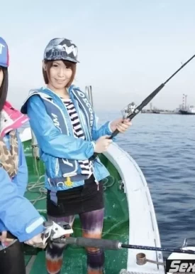 20-летняя японка трахается с молодым рыбаком (19 фото)