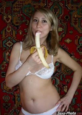 Женщина из Казахстана с бананом (33 фото)