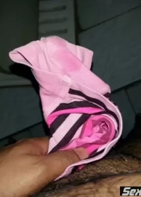 Черный член и женские розовые трусы (10 фото)