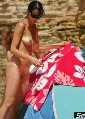 Голая брюнетка со стройным телом на пляже (56 фото)