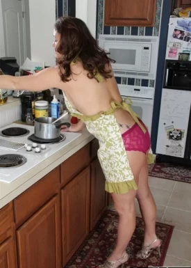Зрелая женщина голая на кухне (81 фото)