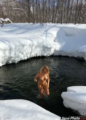 Голая женщина купается в озере зимой (34 фото)