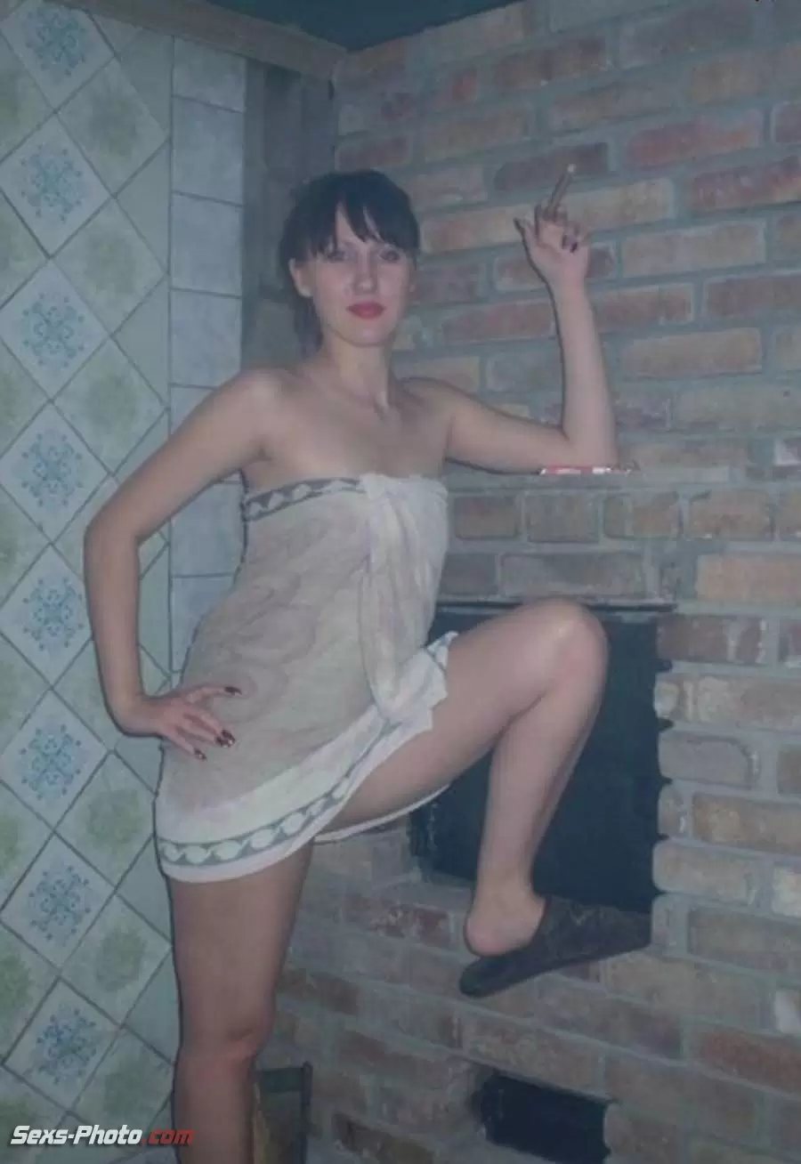 Русская пьяна женщина позирует голой (9 фото)