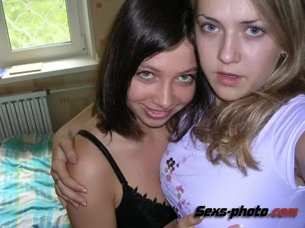 Две подруги сделали эротичные фото в квартире. (20 фото)