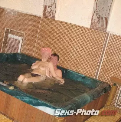 Блондиночка эротически мылит половые органы в ванной. (20 фото)