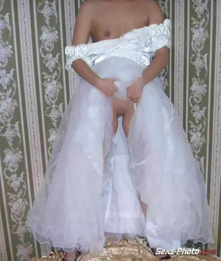 Невеста перед первой брачной ночью снимает свадебное одеяние. (18 фото)