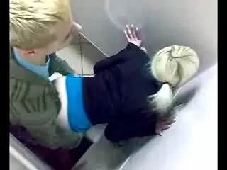 Парень трахает девку в туалете, друг без палева снимает видео. (10 фото)