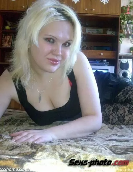 Грудастая блондинка и ее увеличенные фото с сотового (23 фото)