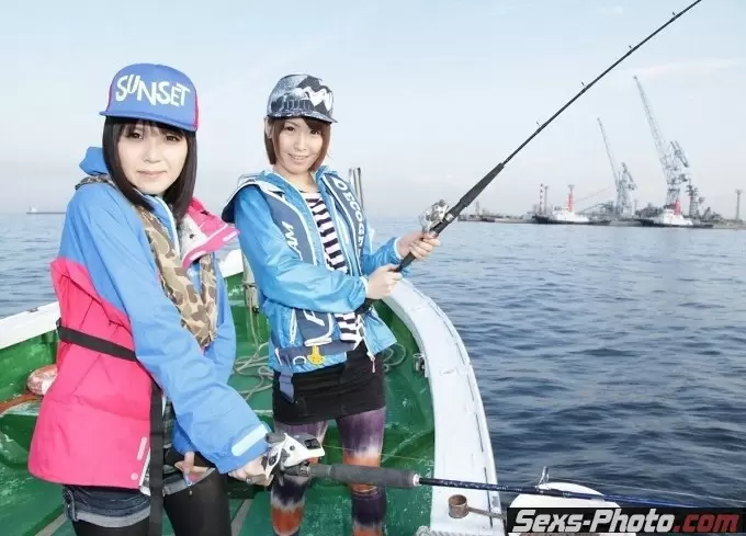 20-летняя японка трахается с молодым рыбаком (19 фото)