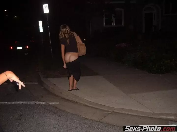 Пьяные девушки показывают свою голую жопу (49 фото)