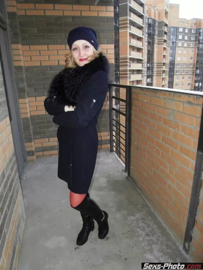 Голая Юля в красных чулках и пальто после ебли вышла на балкон зимой (26 фото)