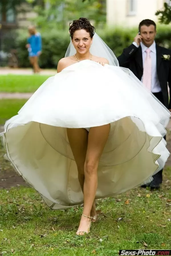 Что у невест под платьем (24 фото)