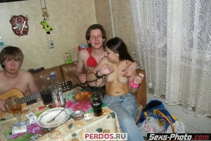 Пьяные подростки устроили разврат в квартире (44 фото)