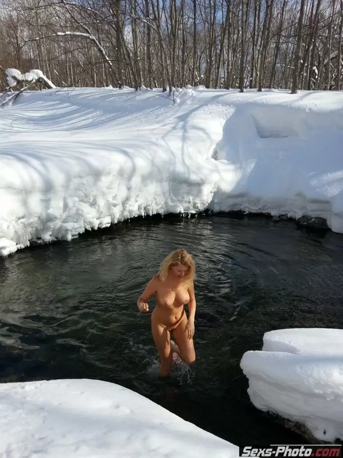 Голая женщина купается в озере зимой (34 фото)