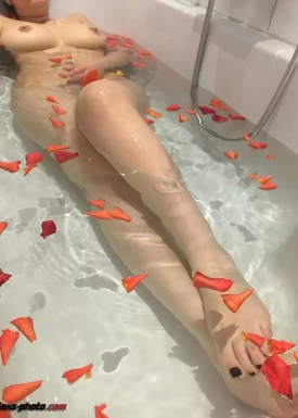 Девушка с большими сиськами ванной (11 фото)