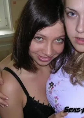 Две подруги сделали эротичные фото в квартире. (20 фото)