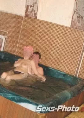Блондиночка эротически мылит половые органы в ванной. (20 фото)