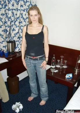 Девушка раздевается в отеле (18 фото)