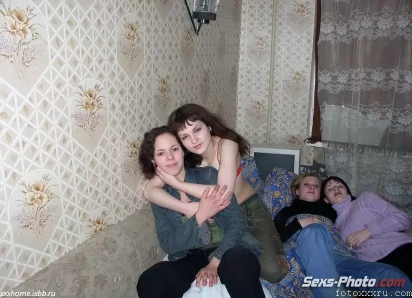 Четыре молодые лесбиянки сняли квартиру на час. (7 фото)