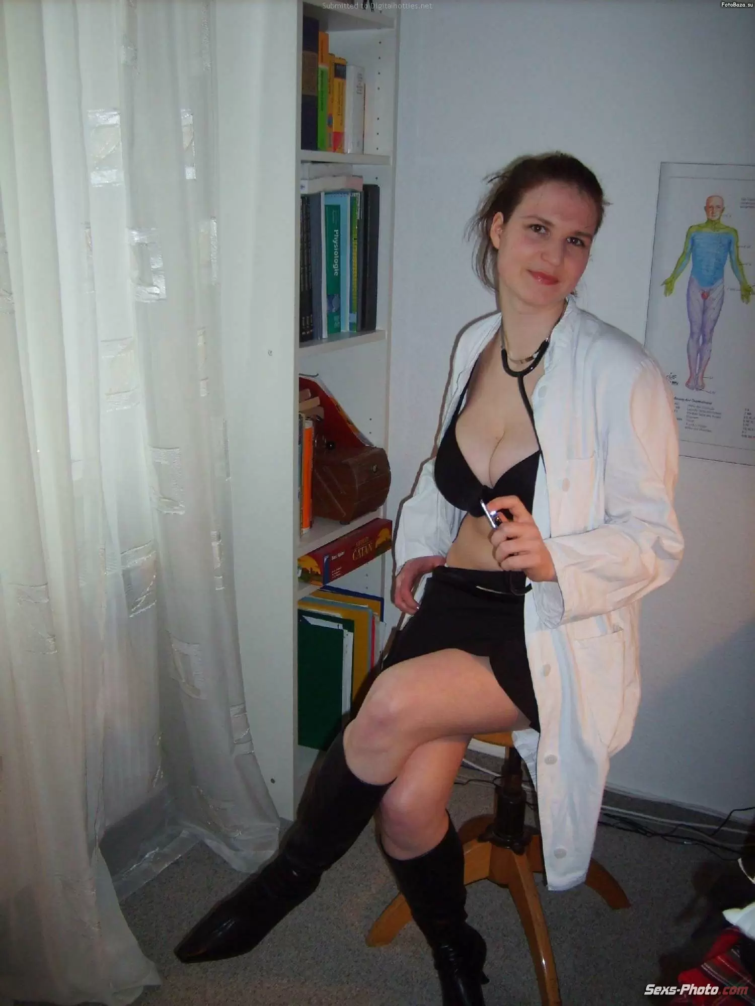 54 порно фото из личного альбома медсестры развратницы. (53 фото)