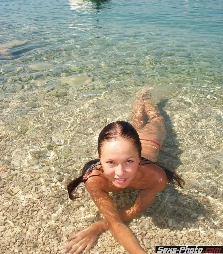 Молодая девушка на пляже (21 фото)