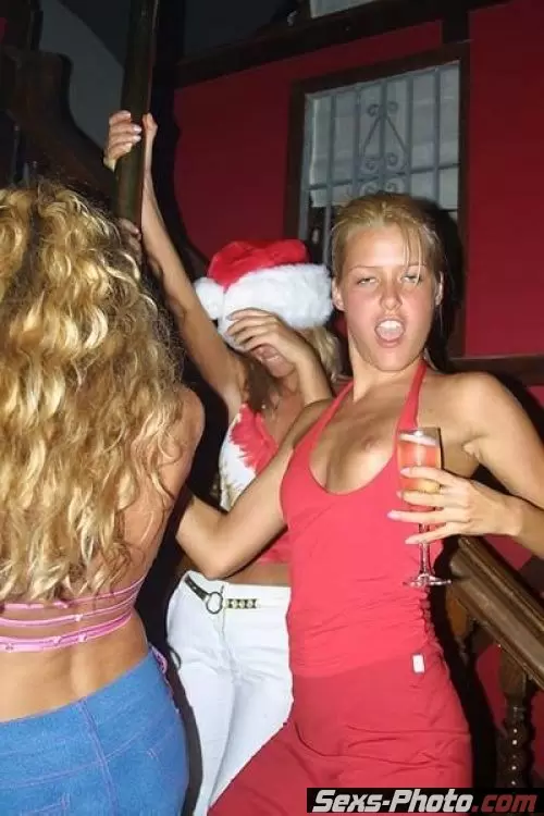 Пьяные девушки с обнаженной грудью (36 фото)