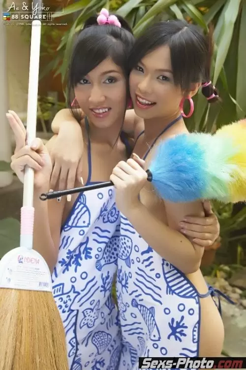 Две худенькие азиатские уборщицы Ae и Yoko (14 фото)