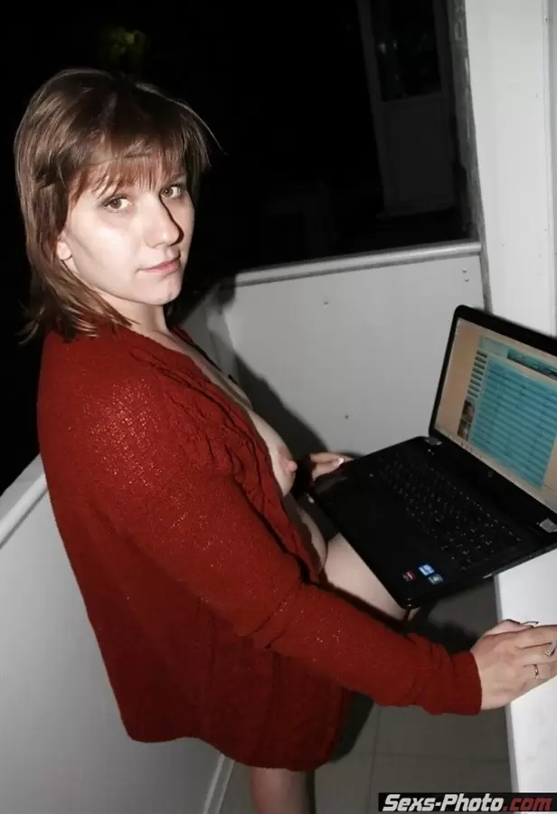 Голая Оксана с ноутбуком (25 фото)