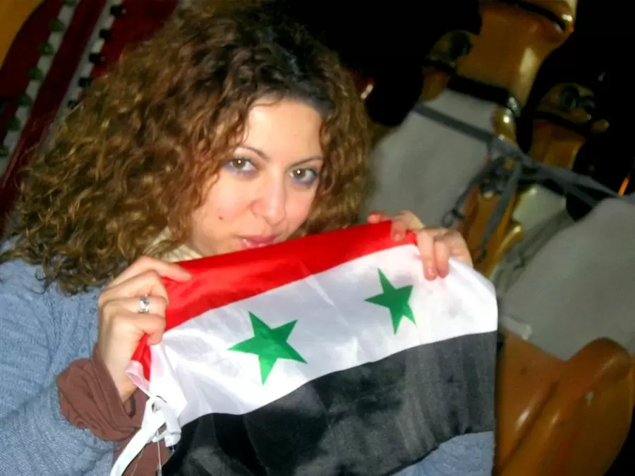Зрелая голая сирийка позирует дома (33 фото)
