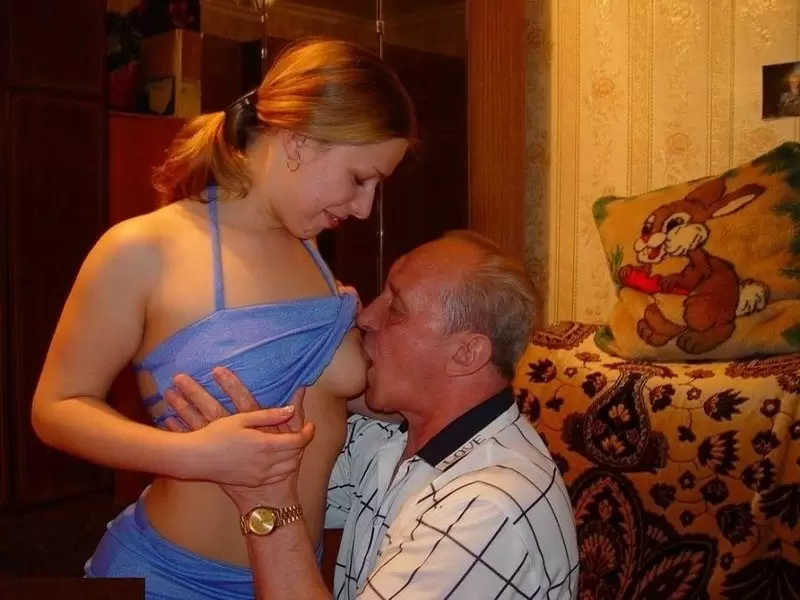 Деду повезло и он трахнул девушку около 20 лет (28 фото)